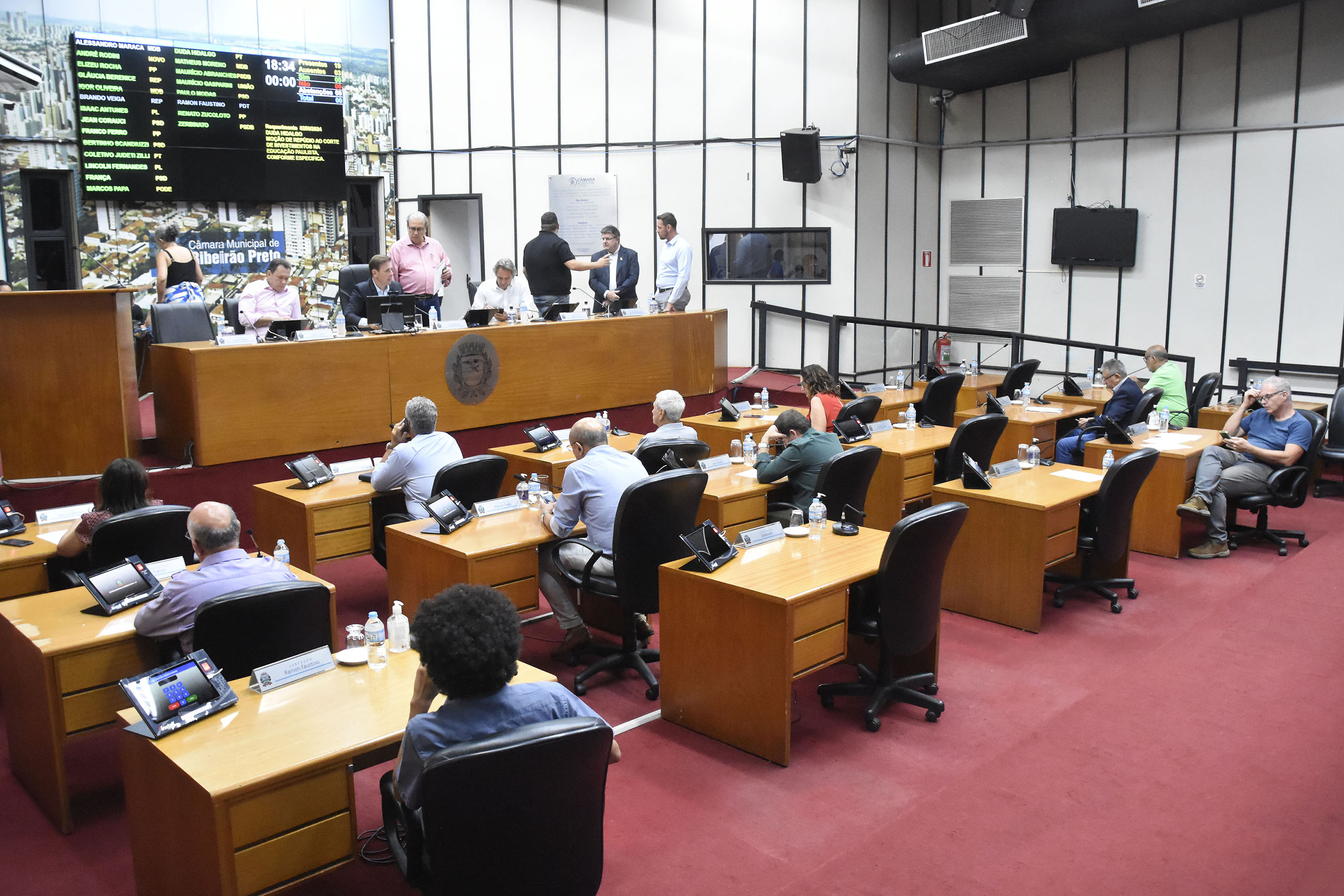 Foto aberta do Plenário com a Mesa Diretora de frente