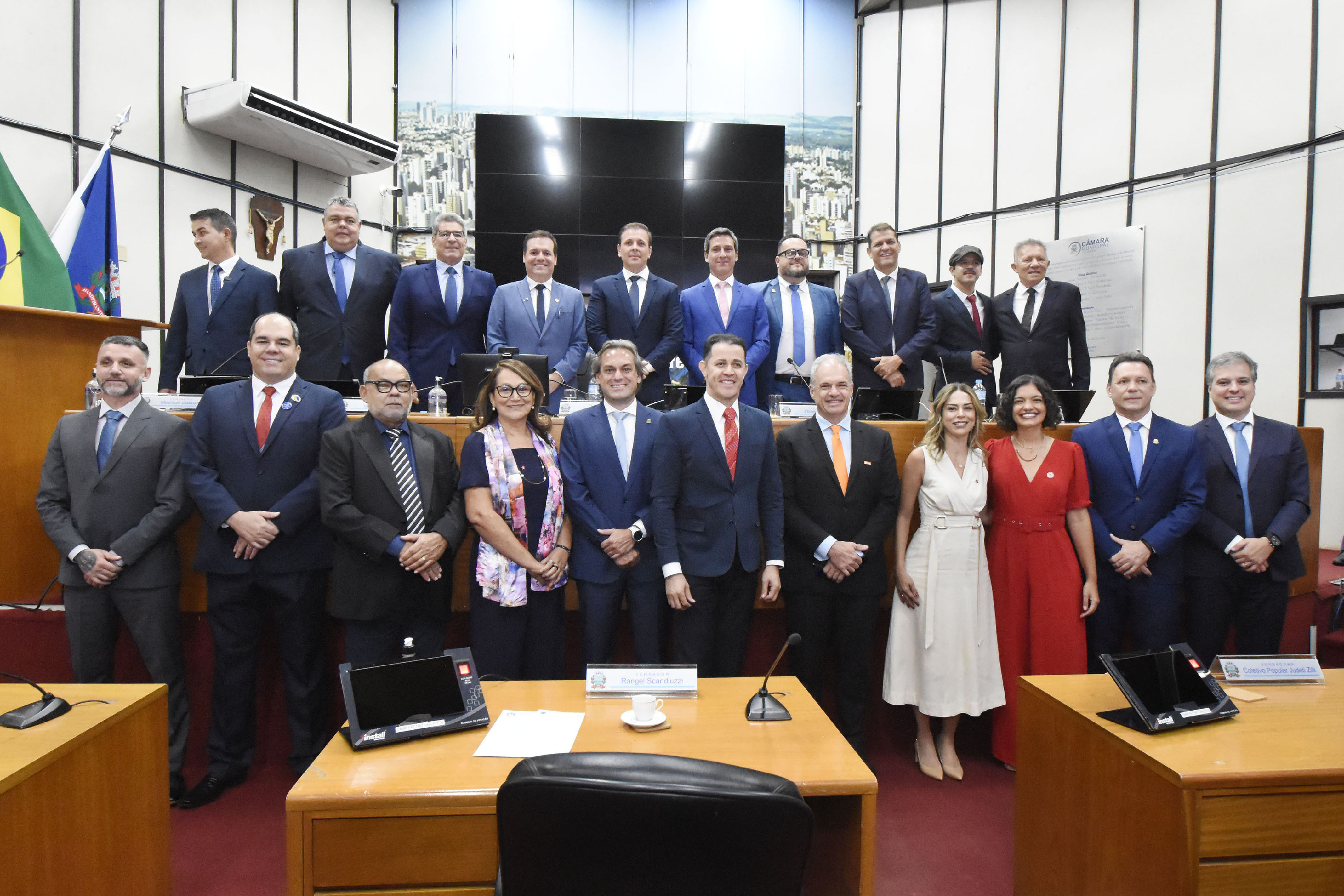 Imagem dos 22 vereadores reunidos para foto oficial