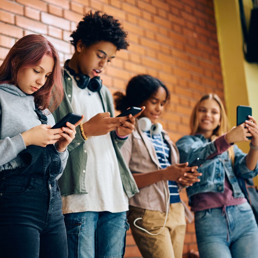 Jovens com celulares nas mãos