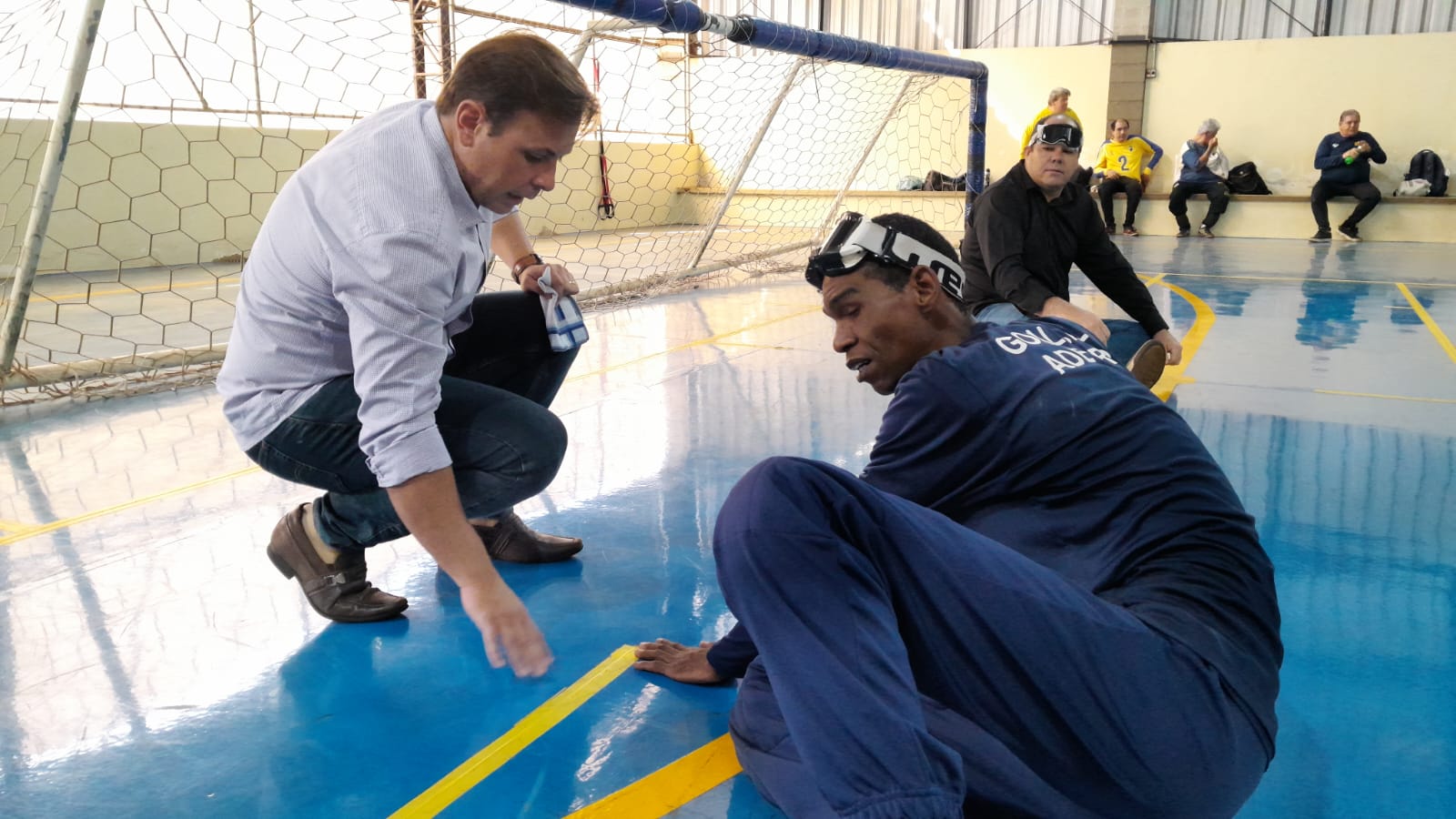 Presidente da Câmara recebendo instrução do jogo de Goalball