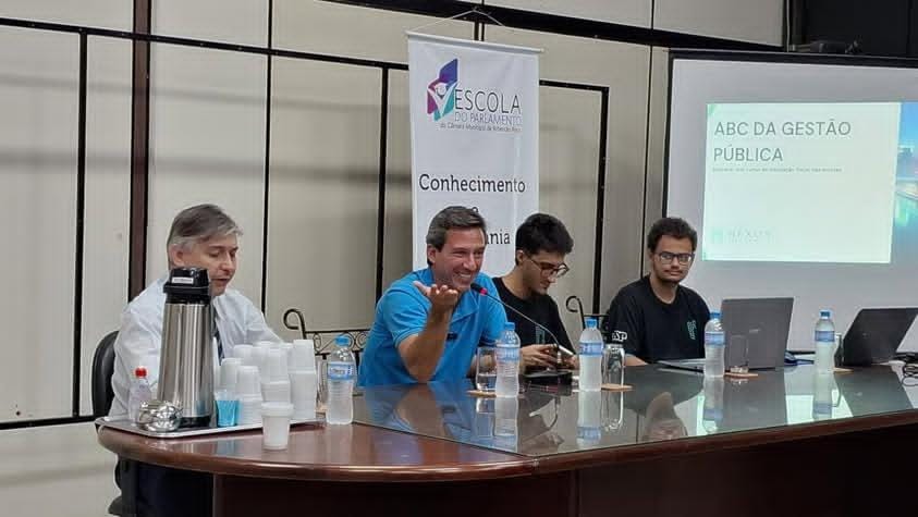 Imagem do vereador Danilo Scochi conversando com os alunos do Senac